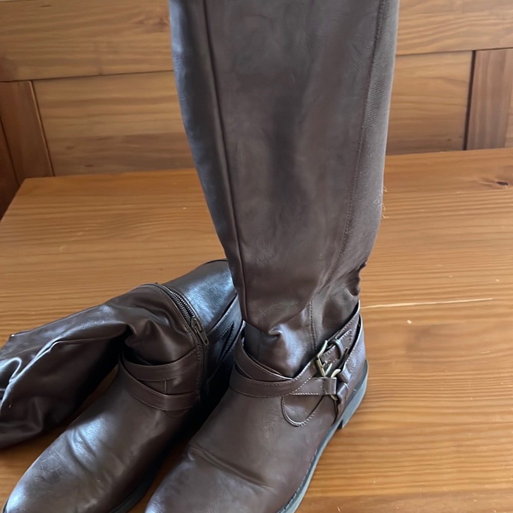 High boots. Zip up. 8/9